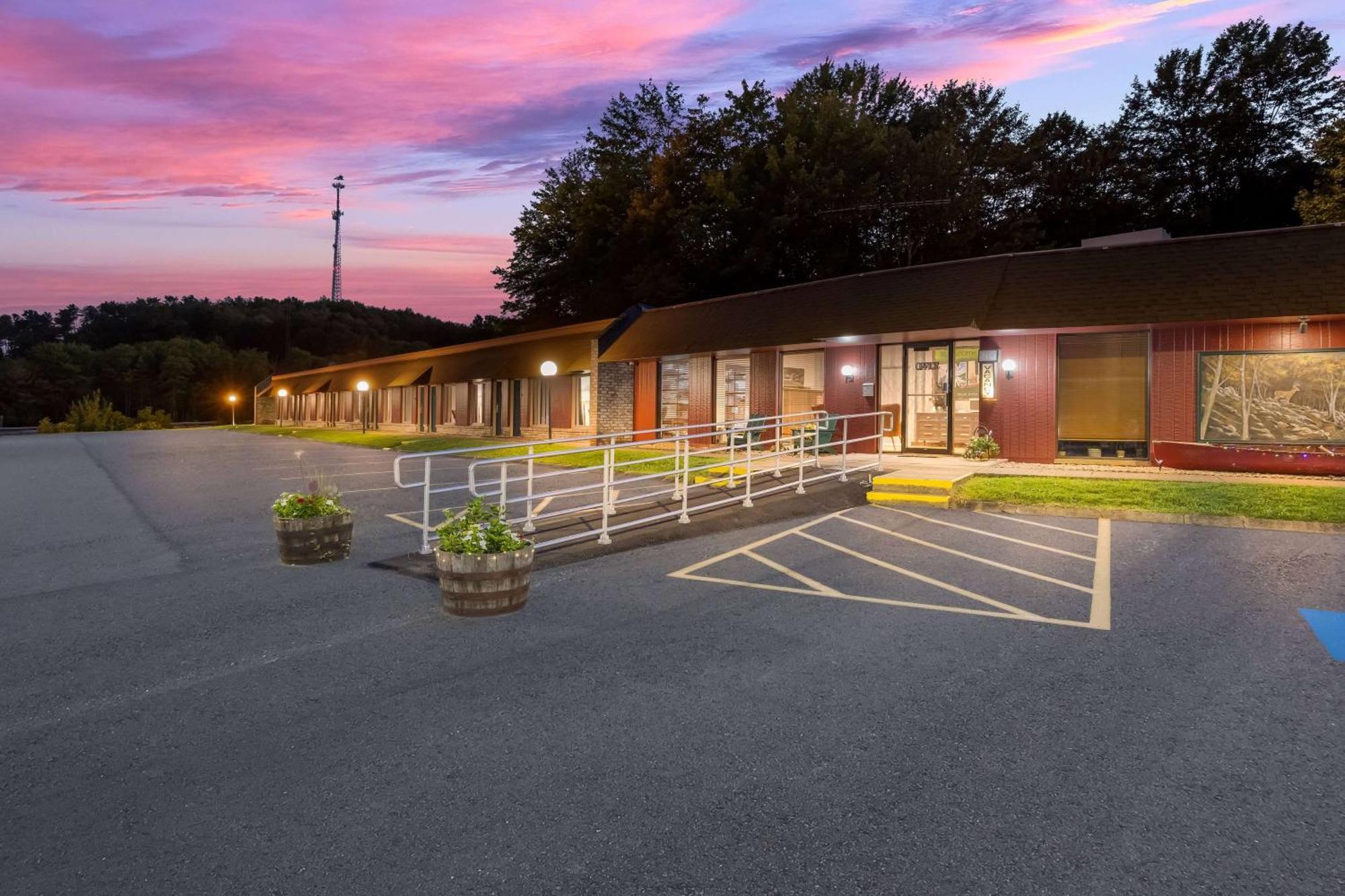 Travelodge By Wyndham Emlenton エクステリア 写真